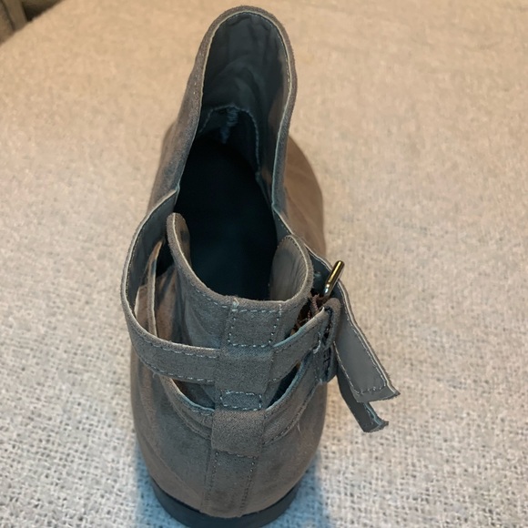 Forever 21 Size 9 Grey Suede Buckle Booties - Picture 5 of 7